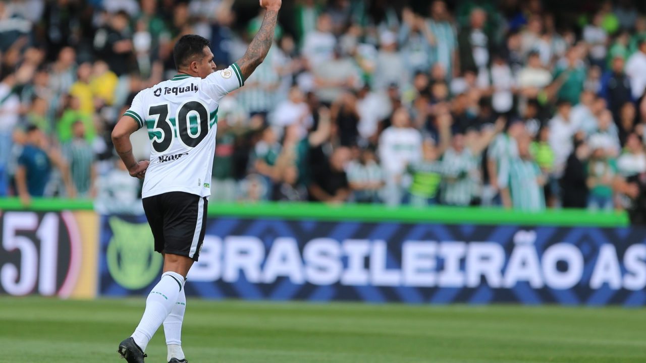 Robson comemora gol pelo Coritiba