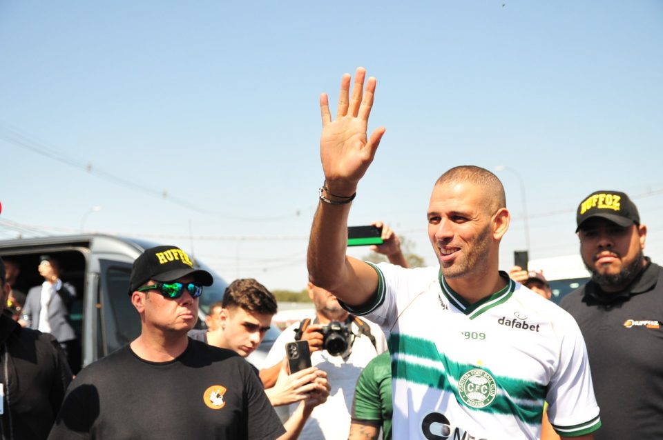 Slimani na chegada ao Coritiba