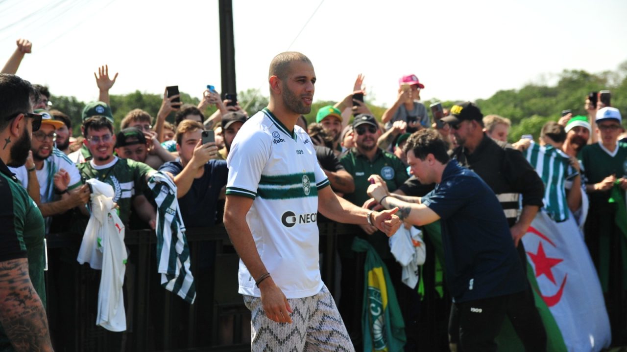 Slimani foi recebido pelos torcedores do Coritiba