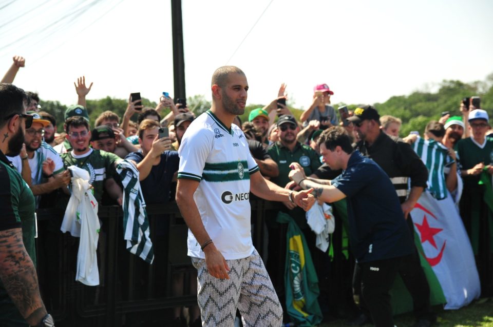 Slimani foi recebido pelos torcedores do Coritiba