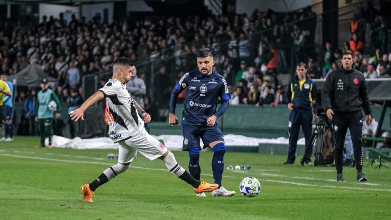 Victor Luís em ação em Coritiba x Vasco, pelo Brasileirão