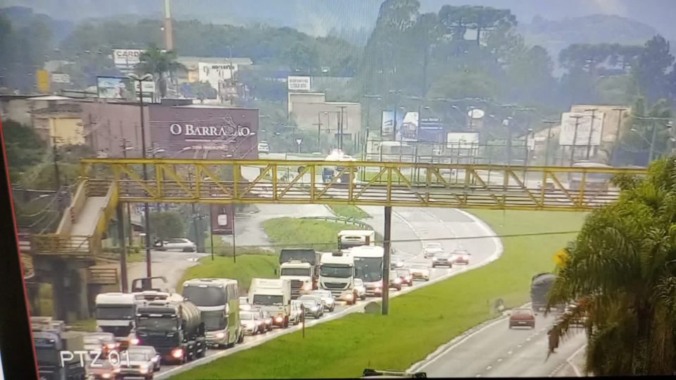 Pista é totalmente liberada após tombamento de caminhão na BR-277