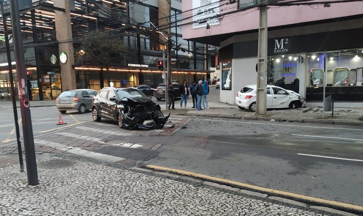 Carros de aplicativo batem em cruzamento do Batel e passageira vai parar no hospital