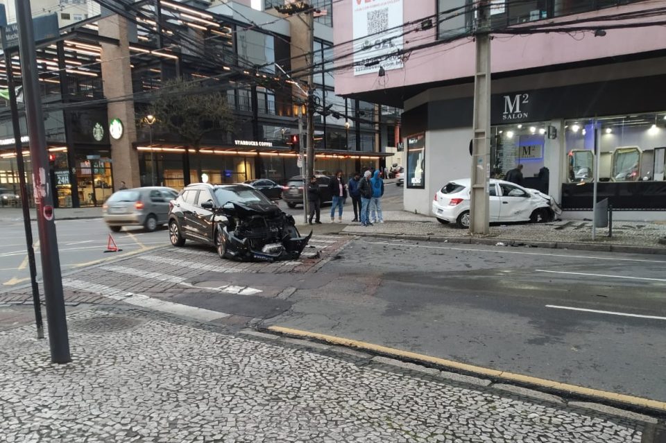 Carros de aplicativo batem em cruzamento do Batel e passageira vai parar no hospital 