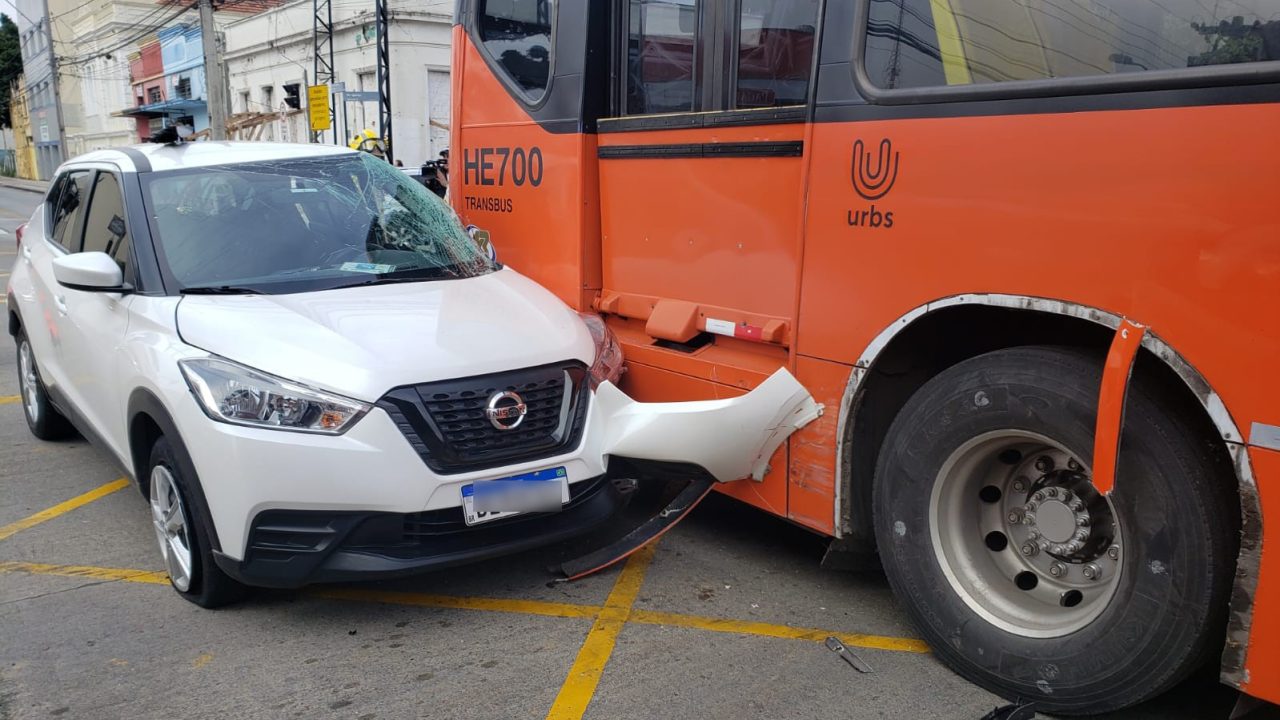 Motorista faz conversão em local proibido e é atingida por biarticulado no Rebouças