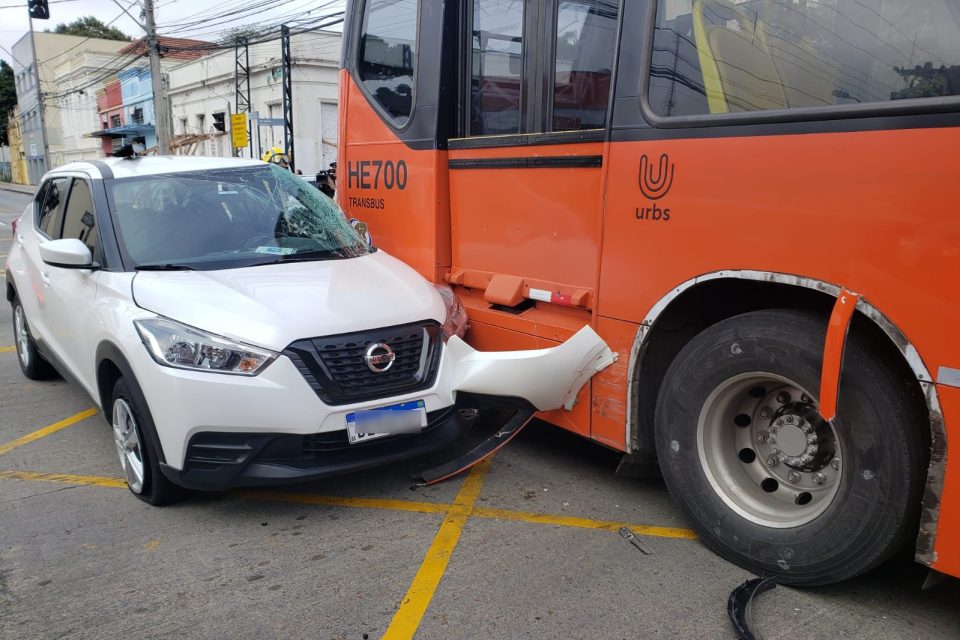 Motorista faz conversão em local proibido e é atingida por biarticulado no Rebouças Motorista faz conversão em local proibido e é atingida por biarticulado no Rebouças