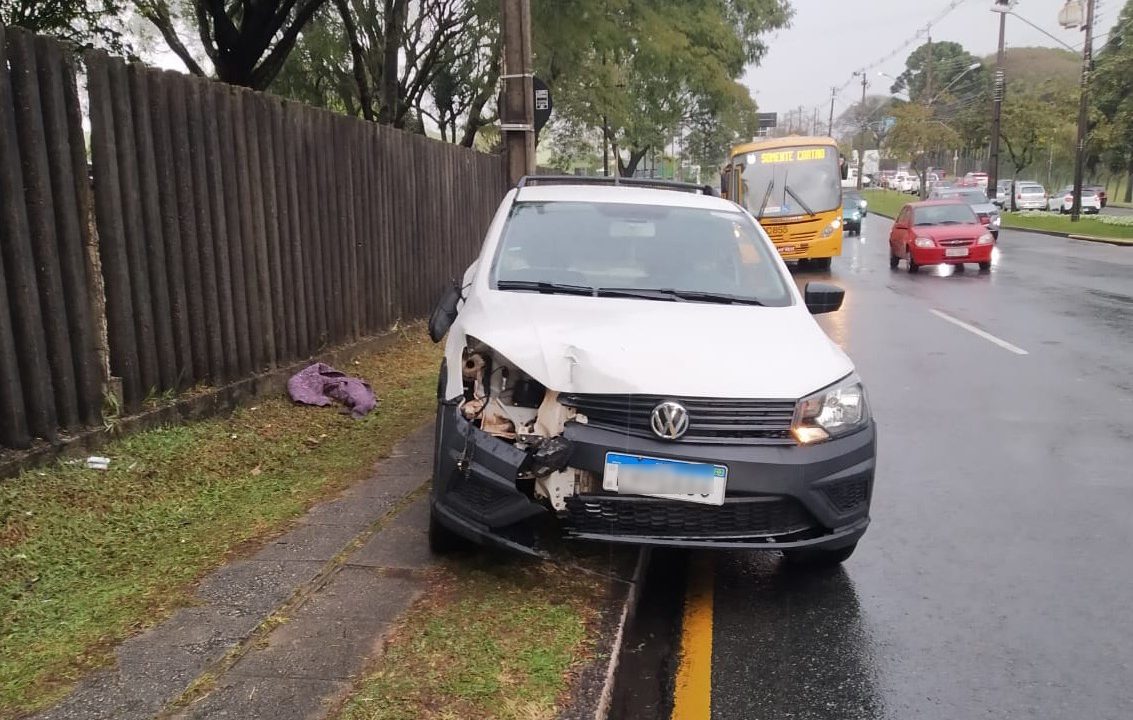 Bêbado provoca acidente entre carro e ônibus da linha Solitude no Jardim Botânico