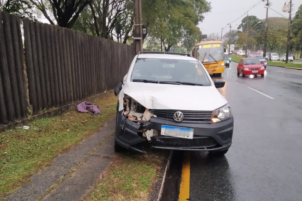 Bêbado provoca acidente entre carro e ônibus da linha Solitude no Jardim Botânico Bêbado provoca acidente entre carro e ônibus da linha Solitude no Jardim Botânico