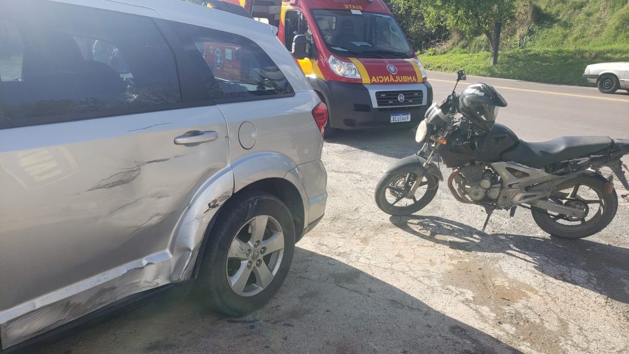 Motociclista bate contra carro que faria conversão na Rodovia dos Minérios e fica ferido