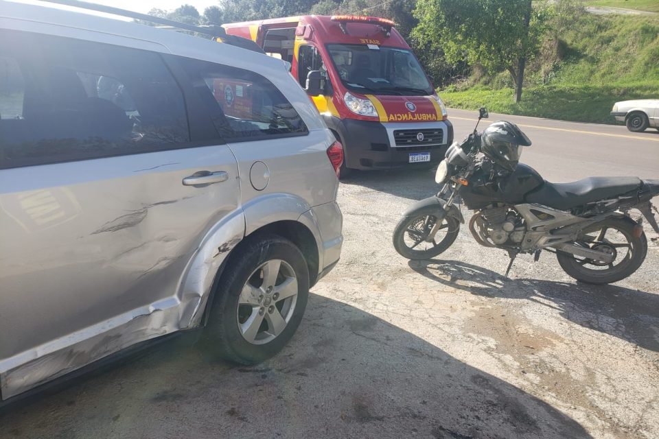 Motociclista bate contra carro que faria conversão na Rodovia dos Minérios e fica ferido 