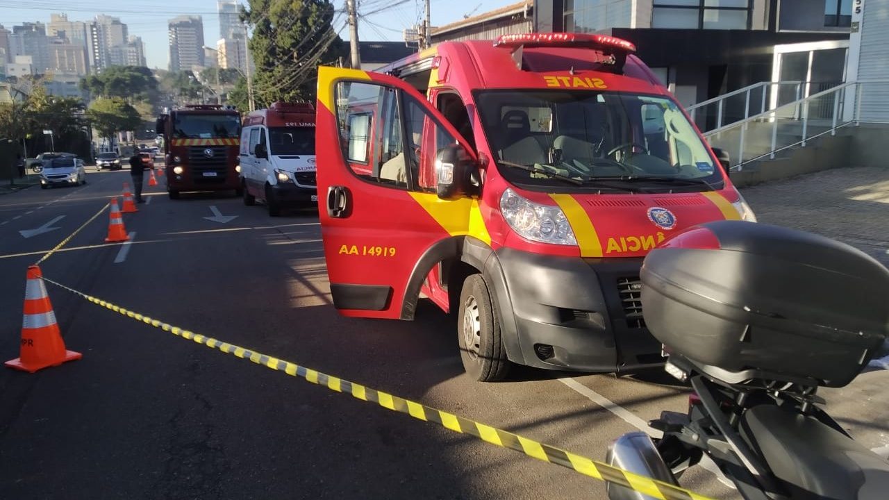 Motociclista sofre acidente no trânsito do Batel e precisa ser ressuscitado por socorristas
