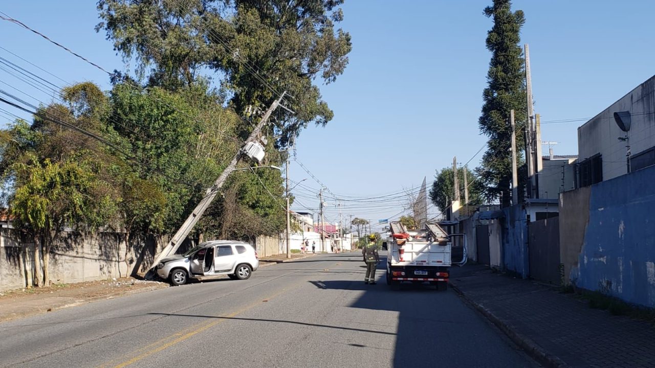 Mulher passa mal, bate contra poste em rua do Novo Mundo e parte dos imóveis fica sem energia elétrica