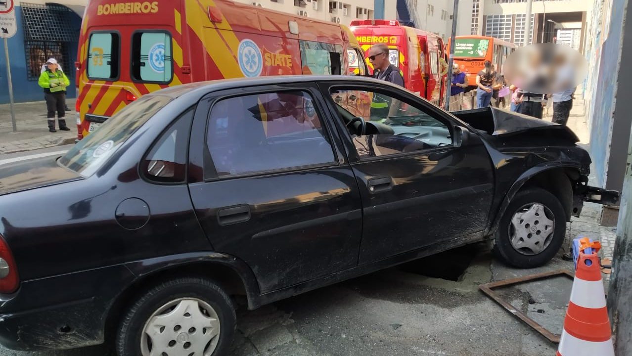 Biarticulado e carro batem no Centro de Curitiba e operário em serviço acaba atingido na calçada
