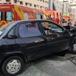 Biarticulado e carro batem no Centro de Curitiba e operário em serviço acaba atingido na calçada