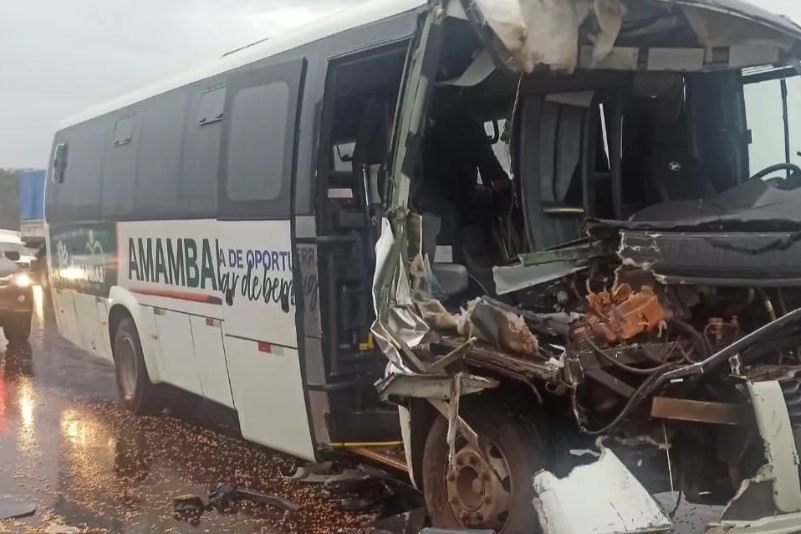 Ônibus com 14 pacientes com câncer do Mato Grosso do Sul bate contra carreta na BR-467, no Paraná