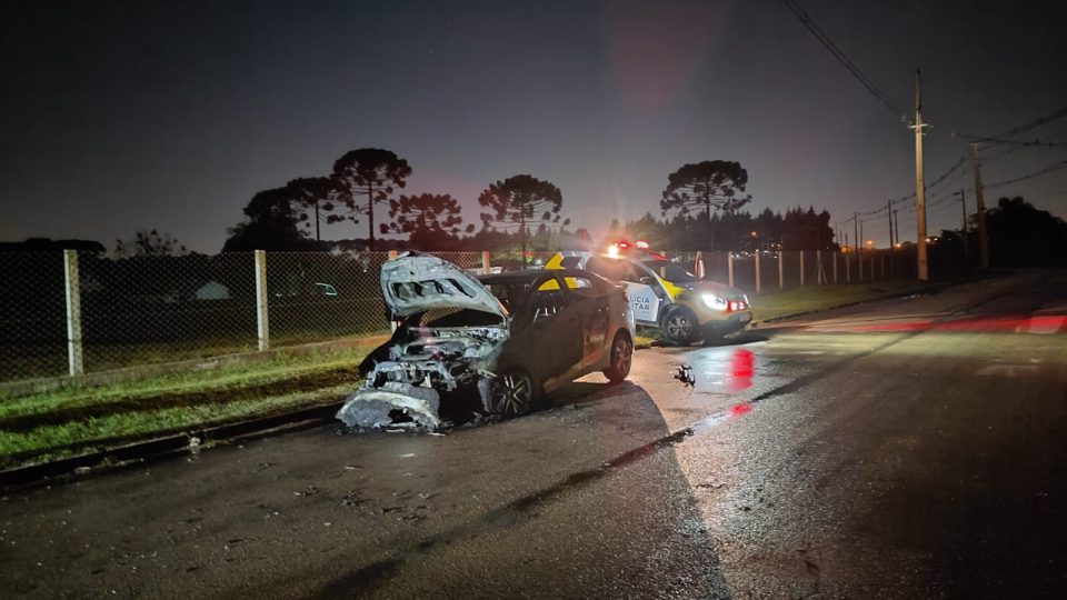 atiradores incendeiam carro