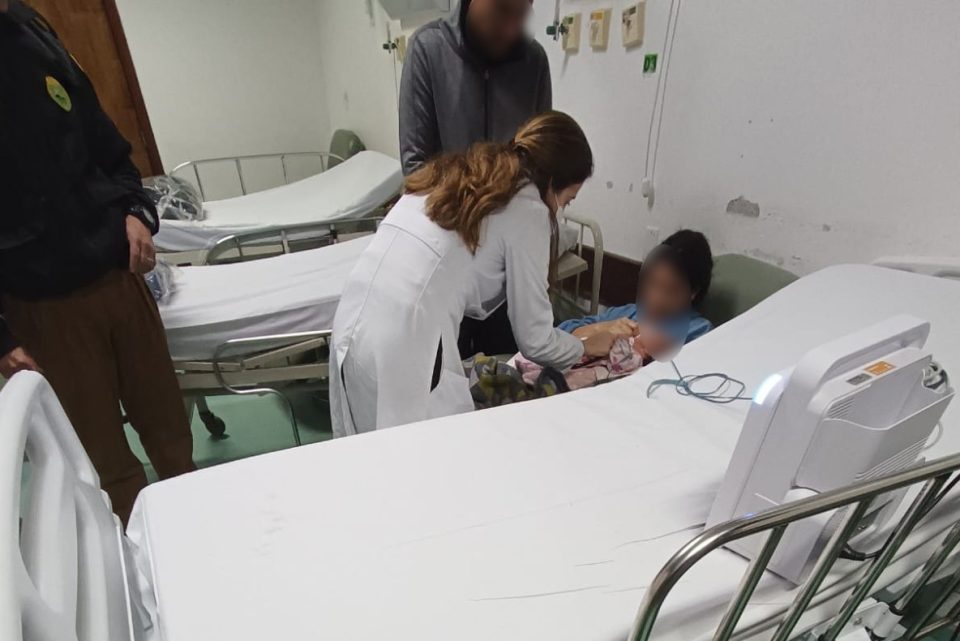 Bebê de 12 dias se afoga com leite materno em Santa Felicidade e é salva por policial militar Bebê de 12 dias se afoga com leite materno em Santa Felicidade e é salva por policial militar