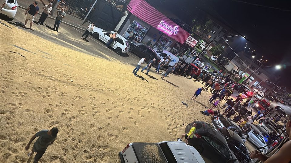 caminhão desgovernado atinge mais de 20 carros e deixa dois feridos no Paraná