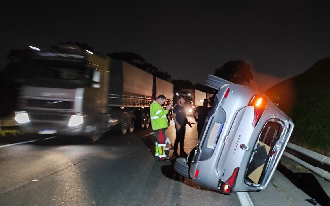 Motorista evita batida contra caminhão mas atinge motociclista na BR-277 e capota com carro