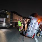Motorista evita batida contra caminhão mas atinge motociclista na BR-277 e capota com carro