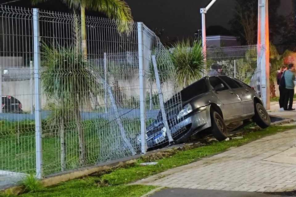 Motorista cruza frente de ônibus e é 'jogado' contra grade de comércio na Francisco Derosso Motorista cruza frente de ônibus e é 'jogado' contra grade de comércio na Francisco Derosso