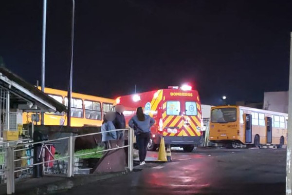 Jovem diz ter sido esfaqueado pela esposa e pede socorro em empresa de ônibus no MercêsFoto: Djalma Malaquias/Banda B.
