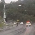 Vídeo flagra manobras perigosas de suspeito de roubar moto durante fuga na PR-090; assista
