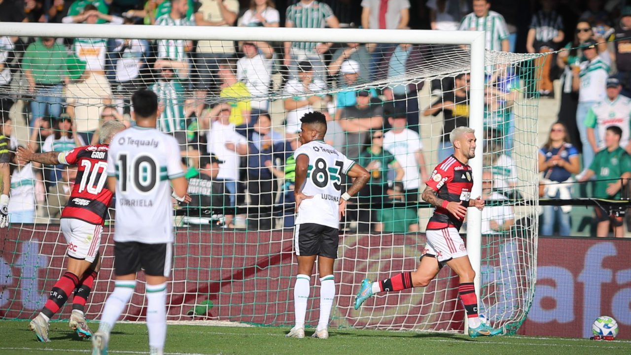 Jogadores do Flamengo comemoram gol contra o Coritiba