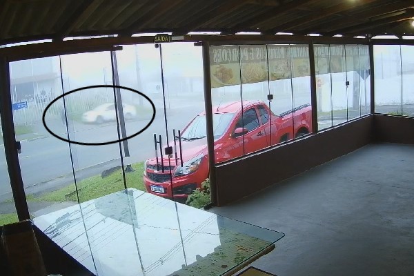Polícia faz buscas a motorista que atropelou monitor de escola no Boa Vista e fugiu; veja cena chocante