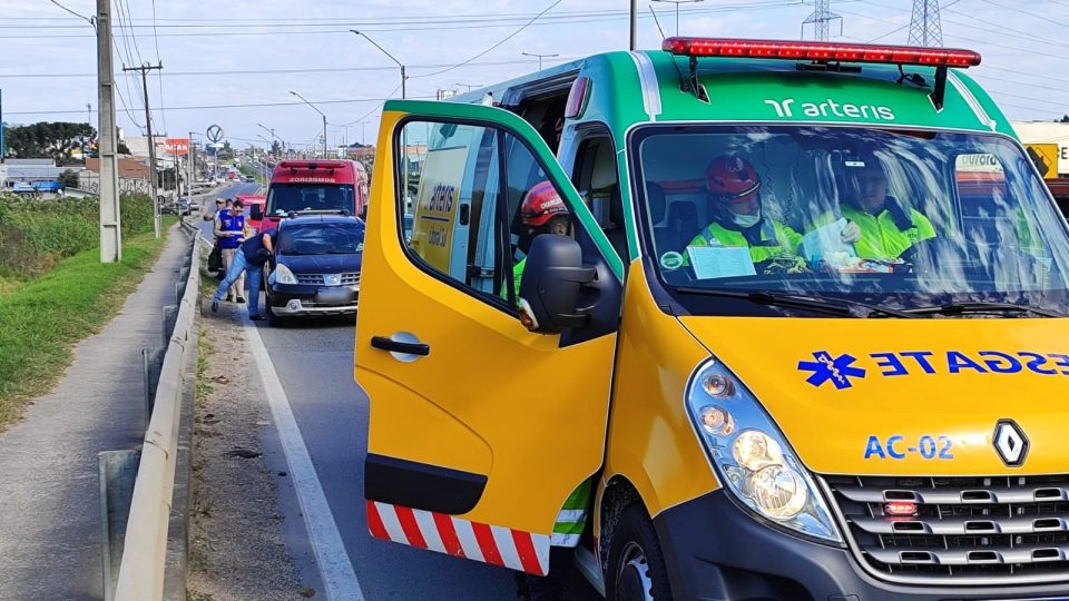 Mulher se joga de carro em movimento durante discussão com marido, que diz: 'Briga por sogra'