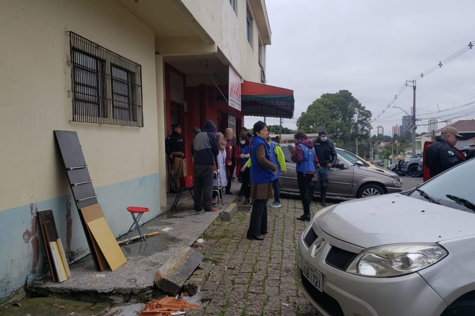 Inquilinos de cinco famílias reclamam de ordem de despejo de apartamentos no São Bráz Inquilinos de cinco famílias reclamam de ordem de despejo de apartamentos no São Bráz