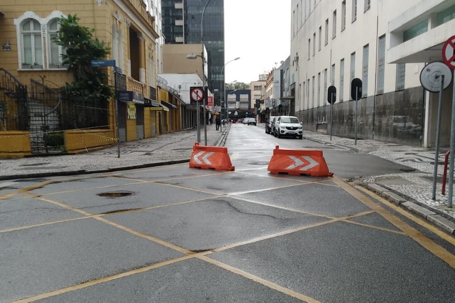 Trânsito é interditado na Praça Osório por perigo de queda de placas de fachada de prédio na região