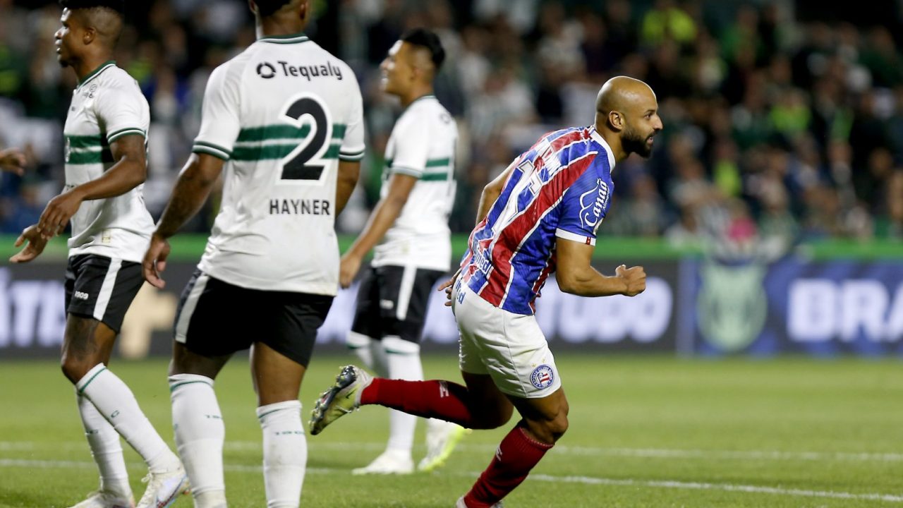 Gol do Bahia sobre o Coritiba.