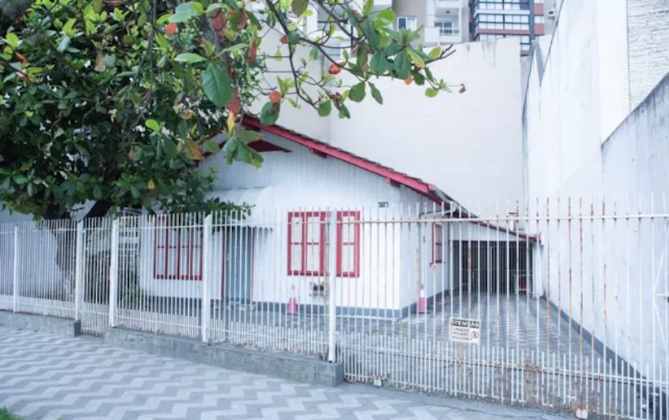 Balneário Camboriú: avaliada em milhões, última casa de madeira de praia será demolida