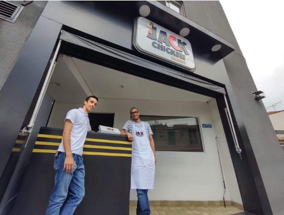 Irmão tem ideia de negócio enquanto um deles estava no hospital e empreendimento faz sucesso