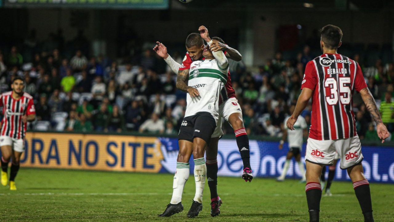 Lance de Coritiba x São Paulo, no primeiro turno do Brasileirão