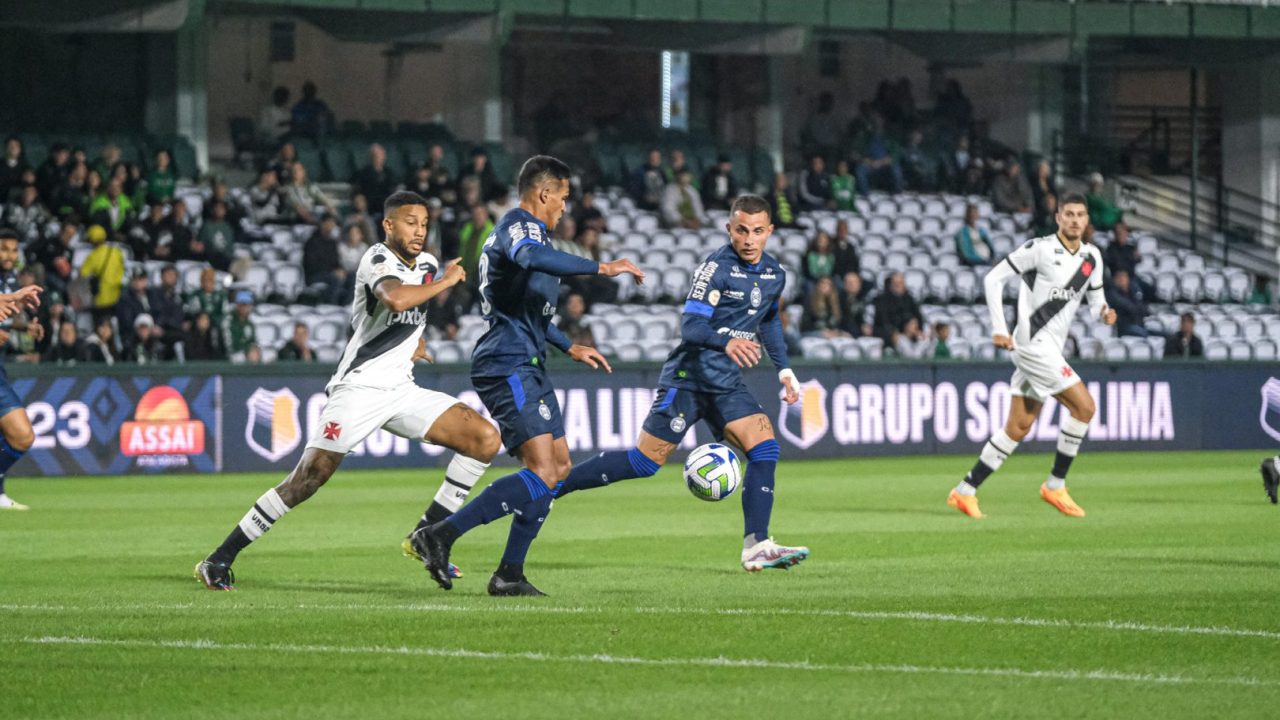 Lance de Coritiba x Vasco, pelo Brasileirão