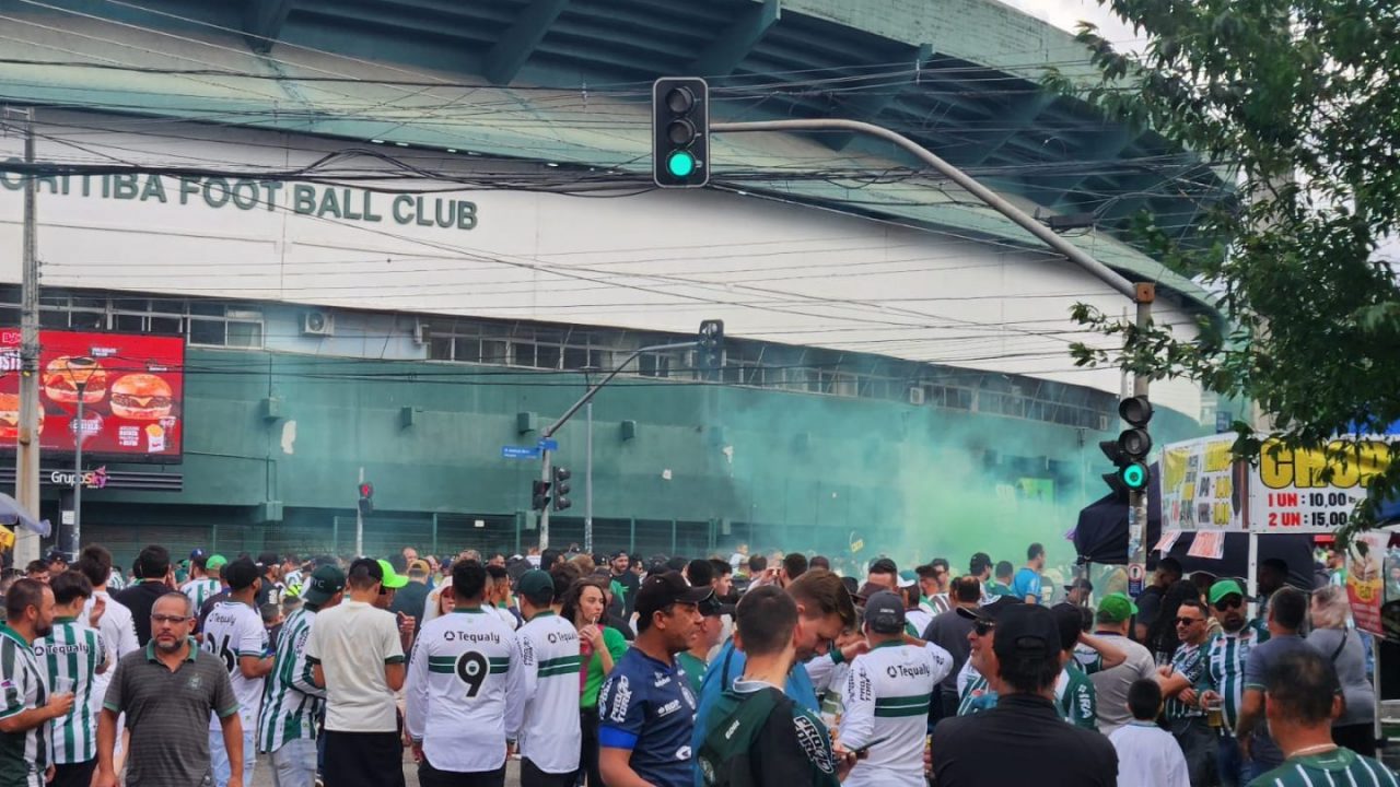 Lado de fora do Couto Pereira, estádio do Coritiba