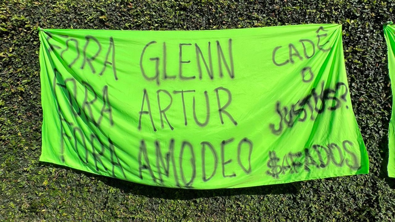 Faixa do protesto contra a diretoria do Coritiba.