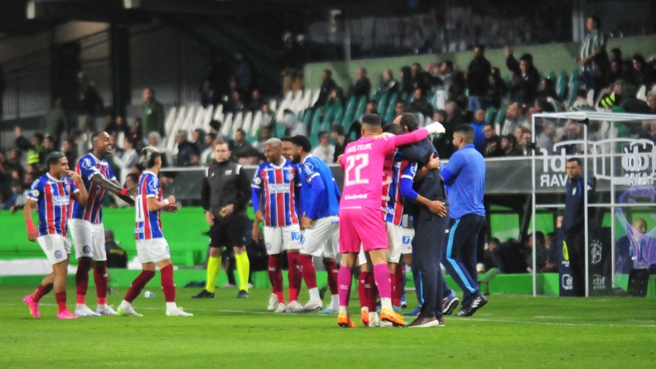 Jogadores do Bahia comemoram gol contra o Coritiba