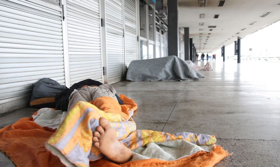 Estudo mapeia tipos de violência contra pessoas em situação de rua em Curitiba
