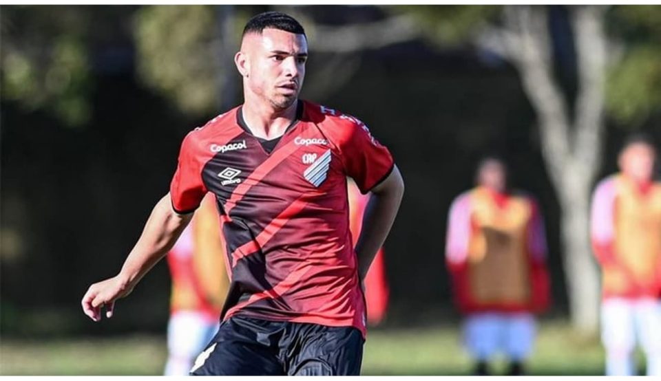 Léo Ataíde estendeu contrato com o Athletico.