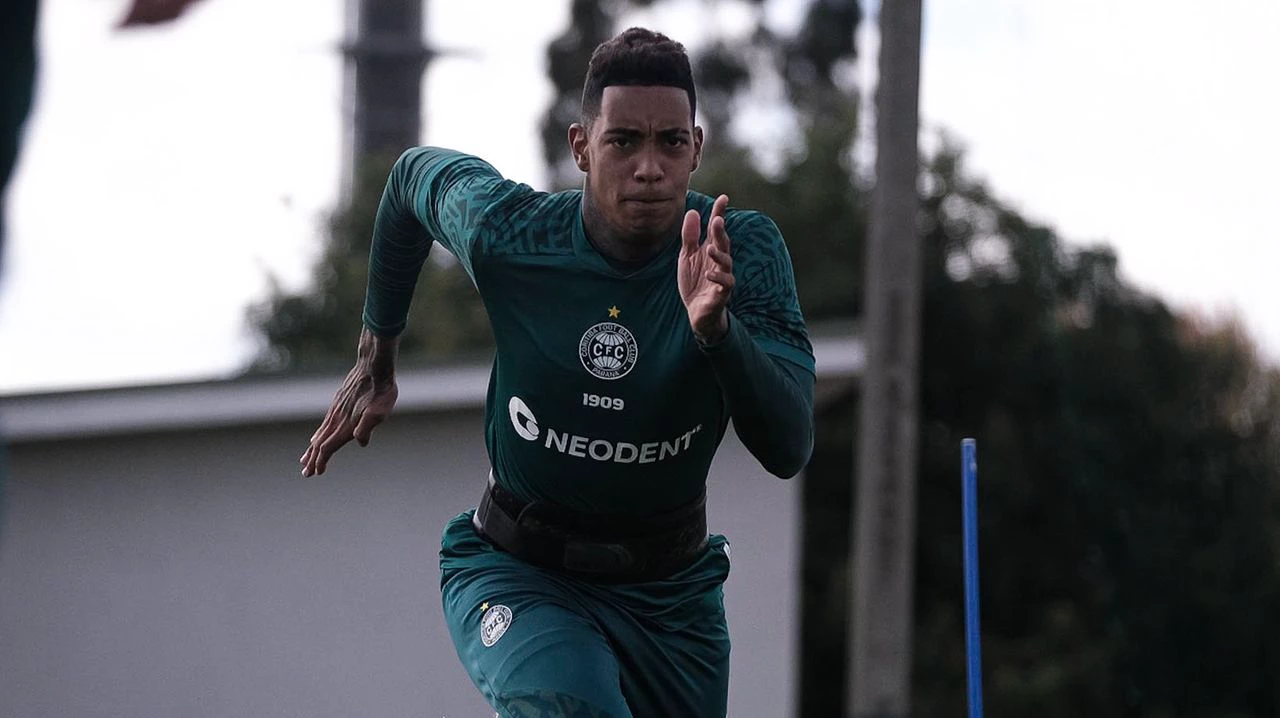 Alef Manga, atacante que pertence ao Coritiba.