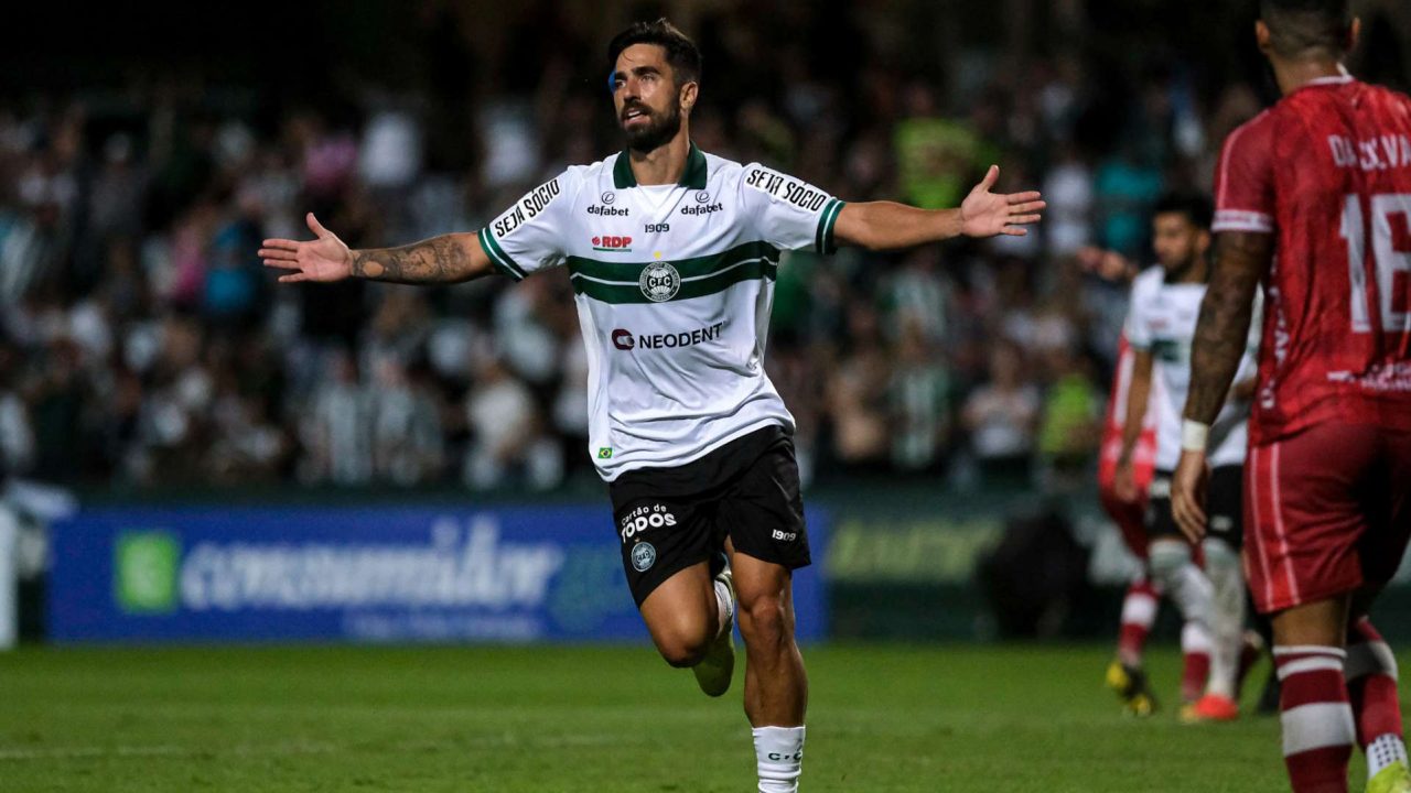Rodrigo Pinho comemora gol pelo Coritiba