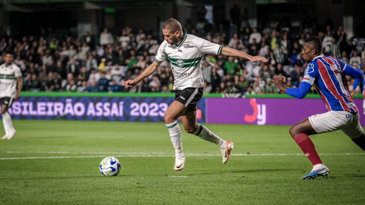 Slimani em ação pelo Coritiba contra o Bahia