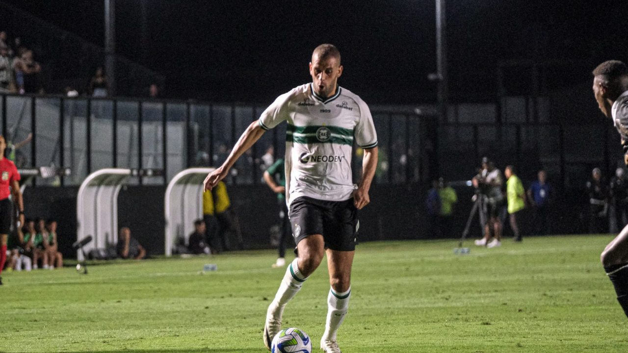 Slimani em ação em Vasco x Coritiba