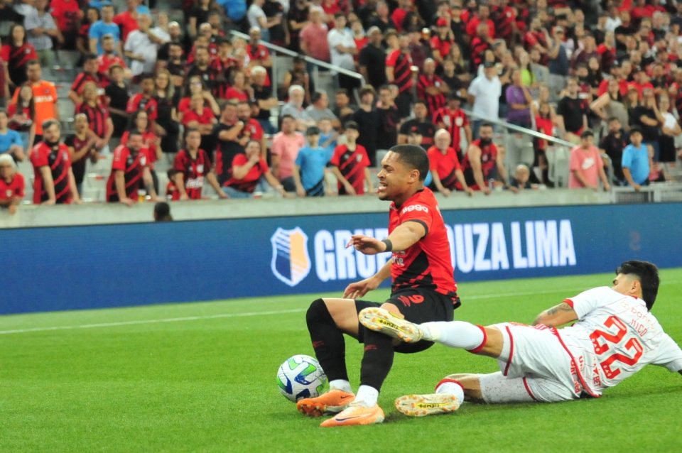 Vitor Roque no momento da lesão em Athletico x Internacional