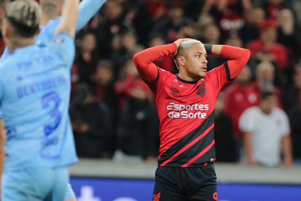 Vitor Roque em ação em Athletico x Bolívar