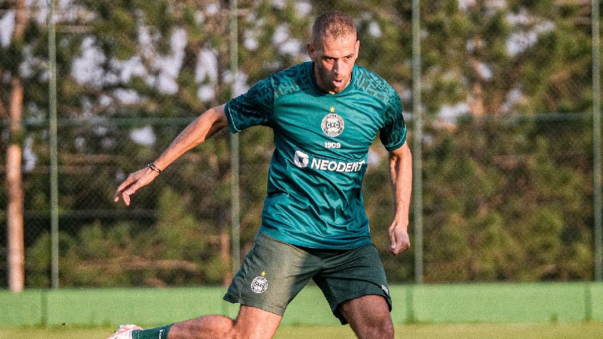 Slimani em treino do Coritiba