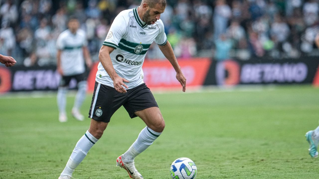 Slimani, atacante do Coritiba.